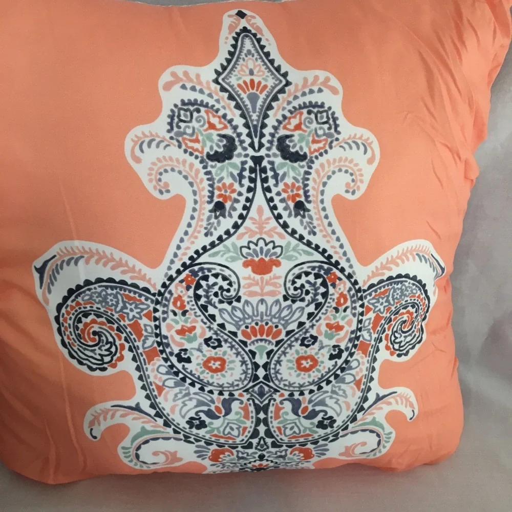 Decorative pillows set